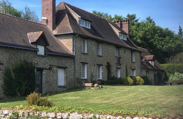 Family home in Vexin, 1 hour from Paris. Sleeps 17.