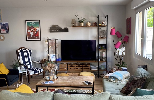 Family home on the outskirts of Bordeaux, close to all amenities (streetcar, bus)