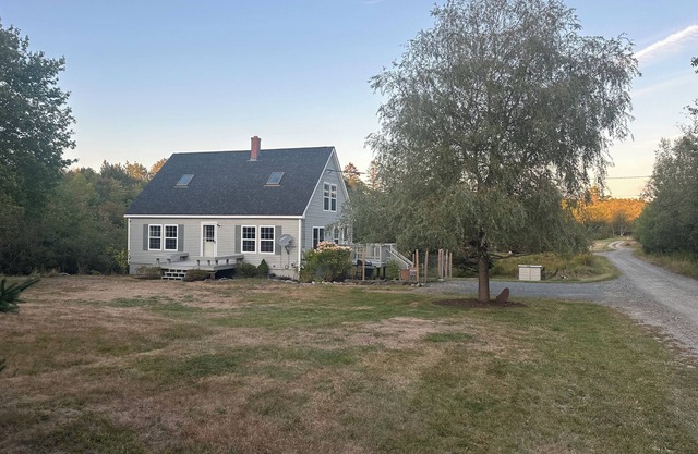 Family home on private dead end road five minute walk to Acadia National Park