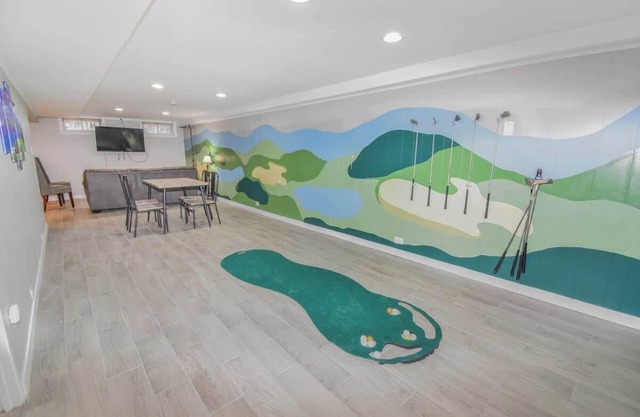 Family Home TV's indoor Sauna, Large Yard & Golf Theme Near Rail and easy access