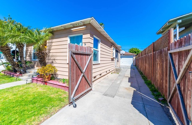 Family Home W/Game Room, Close to DT Long Beach :)