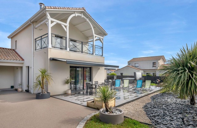 Family home with jacuzzi for 6