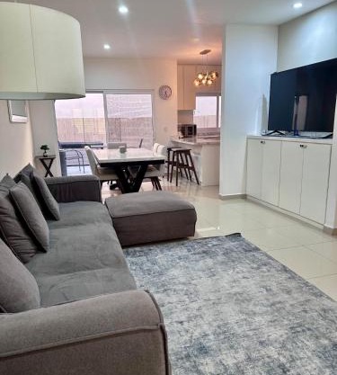 Family home with ocean views 40 minutes from vineyards