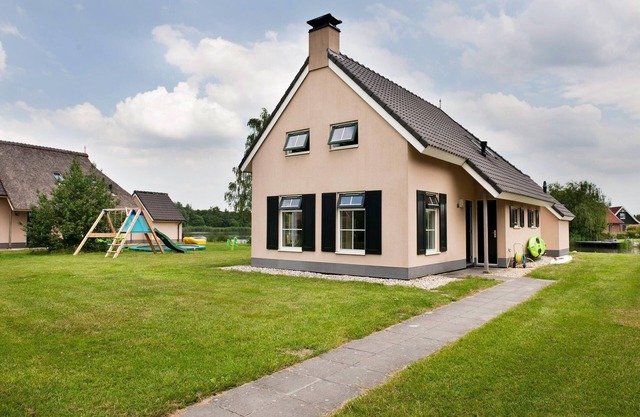 Family home with wellness and tour boat (seasonal)