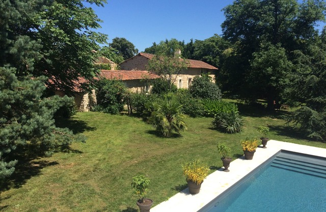 Family house, heated swimming pool, private tennis court, countryside, sleeps 18
