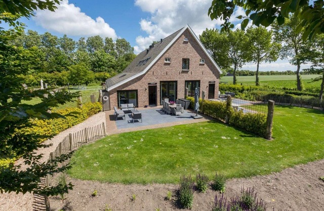 Family House near Vrouwenpolder Beach