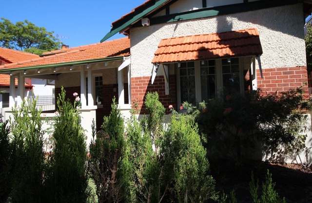 Family house, Nedlands. Walk to University, QE11, KingsPark, River ,Restaurants