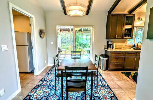 Family house, no cleaning fee, near Shipman Beach