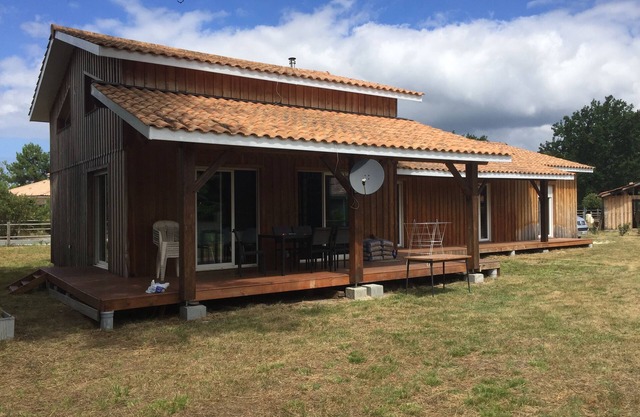 Family house on the shore of Lake Hourtin