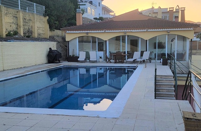 Family house with private pool, pets allowed, near the beach in Llançà