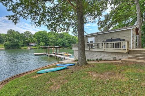 Family Lake House Retreat by AvantStay Sleeps 28