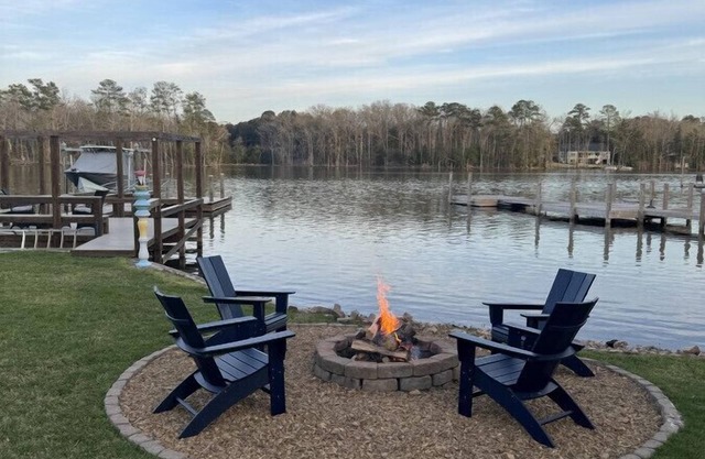 Family lakehouse+ private dock, ask about FB season man cave