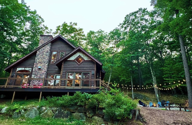 Family Lodge with hot tub, AC, minutes to Lake Placid and Hiking, Pet Friendly