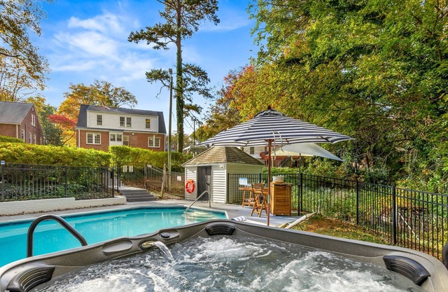 Family Peaceful Getaway w/HotTub, FirePit, Pool! 12min to Sedgefield CC!