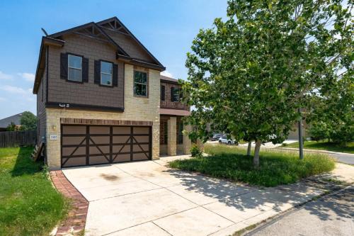 Family-Perfect 4BR House - Fenced Yard & Style