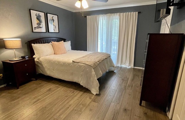 Family & pet-friendly townhome in Austin w/hot tub & deck! 7 mins from downtown