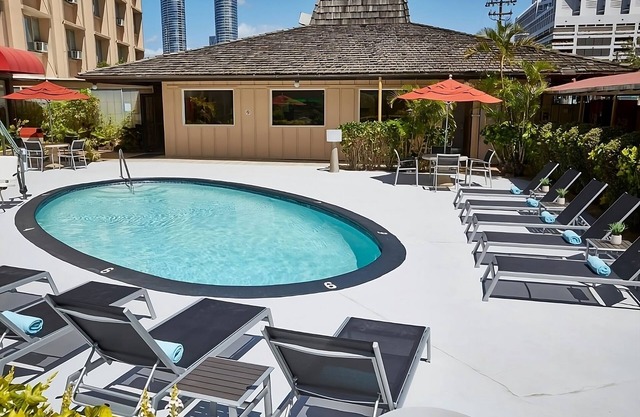 Family Retreat! 3 Great Units with Onsite Pool, Near Great Lawn