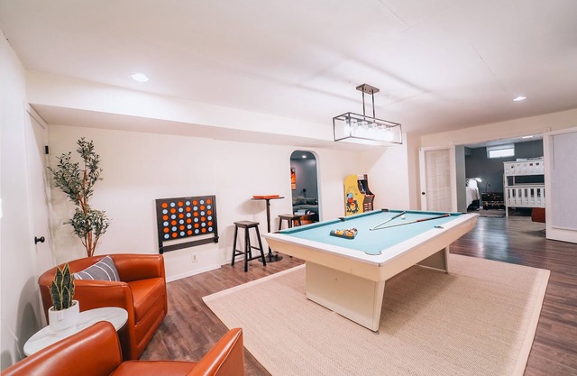 Family retreat w/pool, fire pit & game room. Near Saugatuck, wineries & beach!