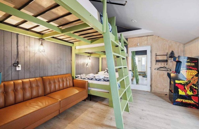 Family Retreat with 11BR 26 Beds