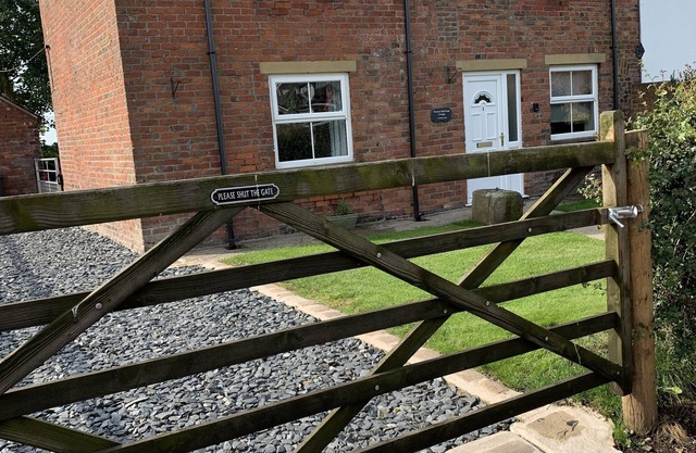 Family-sized farm cottage/lovely views/private garden w/hot tub