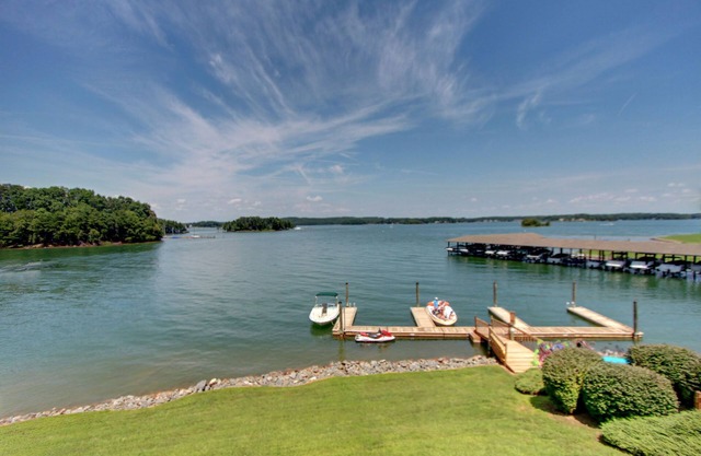 Family Ties II Luxury Lakefront Condo at Bernard's Landing - Water Front
