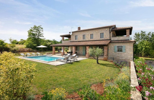 Family villa Calluna with pool and grill in Porec