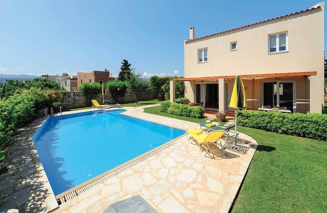 Family villa w/ extensive outside space, pool