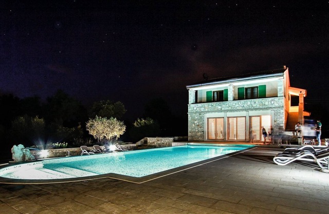 FAMILY YELLOW - HOME WITH SWIMMING POOL