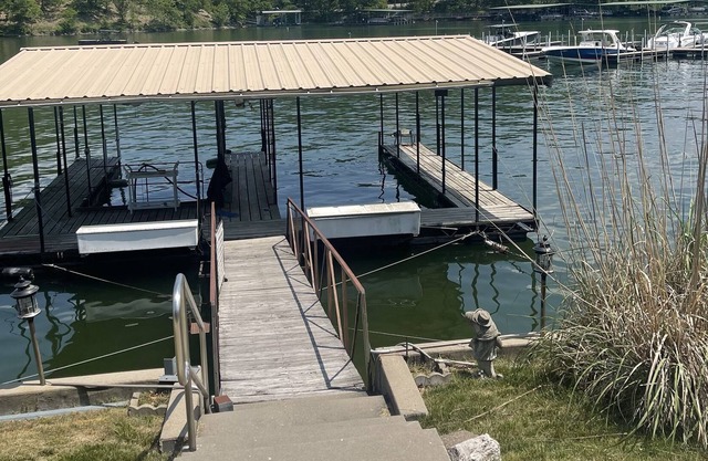 Famliy and Pet Friendly and Fun 3 bedroom 1.5 Bath Lakefront w Dock