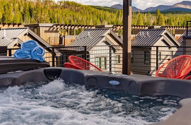 Fancy Fox | Near Resort Mountain View Hot Tub