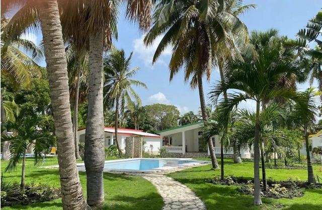 Fantastic bungalow right on the Caribbean Sea