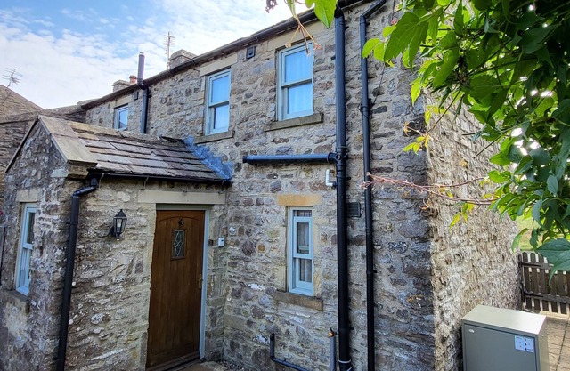 Fantastic cottage, sleeps 4& 2 dogs, w/ modern facilities, wonderful views, private parking & garden
