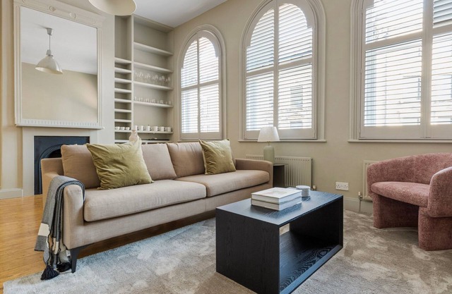 Fantastic Farringdon 2BR w/High Ceilings, nr Dining, by Blueground