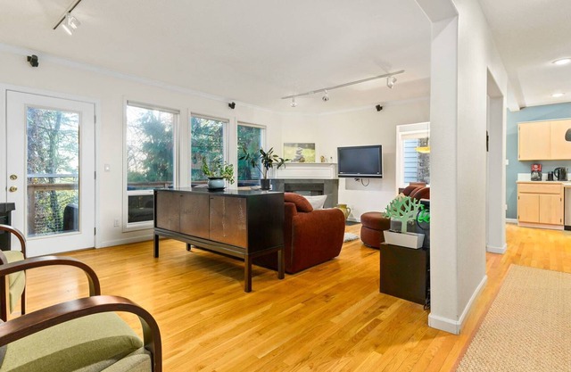 Fantastic Forested Retreat, Pet Friendly, Multiple Decks, Lots of Natural Light, 3 Miles to Downtown