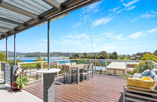 Fantastic holiday home with water views & great deck