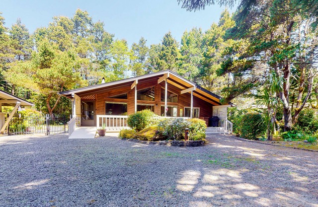 Fantastic home near the coast with private hot tub & enclosed yard