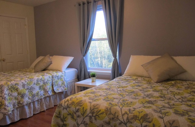 Fantastic Luxury Home * HOT TUB * LINEN incl, Pool Table *6 Bed Rm, WI-FI NR All