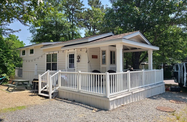Fantastic, Updated, Seasonal 1-Bed Tiny House with Community Pool and Beach