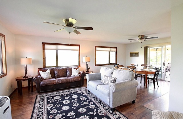 Farm house on 2 lovely acres outside of Bozeman, Pets Allowed & State Licensed
