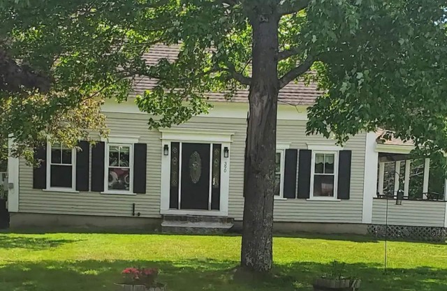 Farmhouse Chic in the ❤ of the Sebago Lakes Region