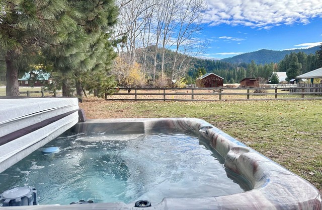 Farmhouse in Plain-Hot Tub, BBQ, Porch, Firepit