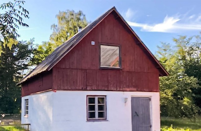 Farmhouse on a farm surrounded by trees about 1.5 km south of Visby.