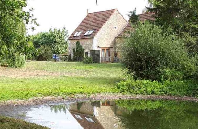Farmhouse, ornamental lake, 3 1/2 acres, heated pool and childs playground