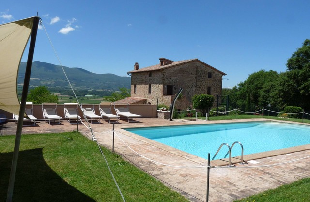 Farmhouse, private garden and fenced swimming pool on Tuscany-Umbria border