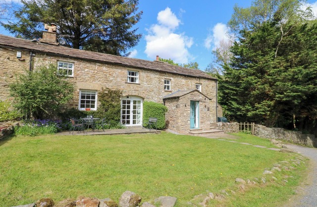 FARRIER'S COTTAGE, pet friendly, with open fire in Garsdale