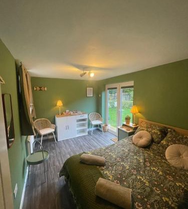 Farsley guest room seperate entrance with double bedroom and private shower room