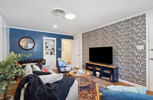 Fashionable TCU Walkable 2BD Home Away From Home!