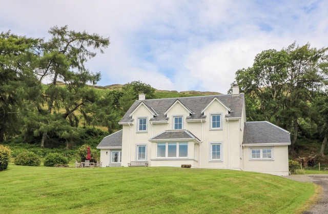 FEARNACH BAY HOUSE, family friendly, with open fire in Kilmelford