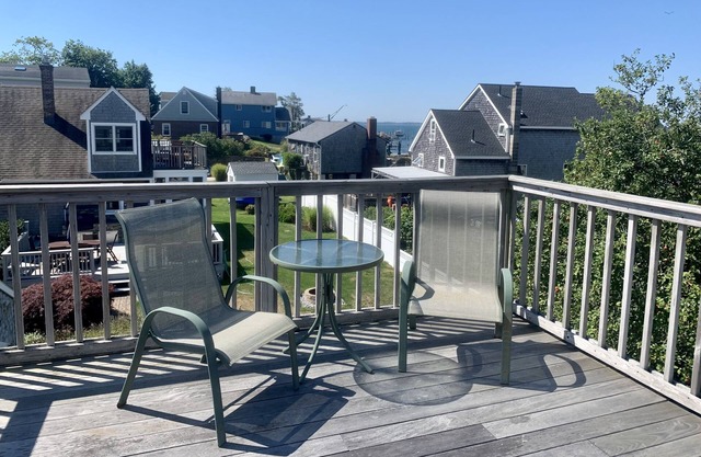 Featured on Beach Front Bargain Hunt! Beautiful views in a relaxing neighborhood