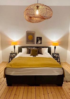 FeelsLikeHome - Stylische und zentrale Altbauwohnung mit Terrasse&Garten